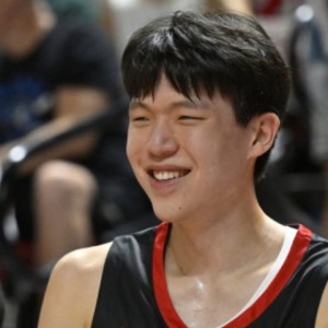 九游游戏中心-初露峥嵘✍️杨瀚森首节从容不迫 送出1板2助1帽&amp;正负值+19